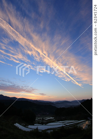 黎明時分的稻田露台 62845724