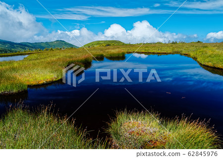Himenoike pond and summer sky on the Hiragatake ridge line Himenoike pond and summer sky on the Hiragatake ridge line 62845976