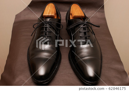 Comparison of round and flat strings Comparison of round and flat strings 62846175