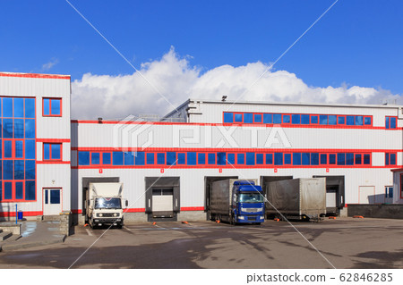 Unloading big container trucks Unloading big container trucks 62846285