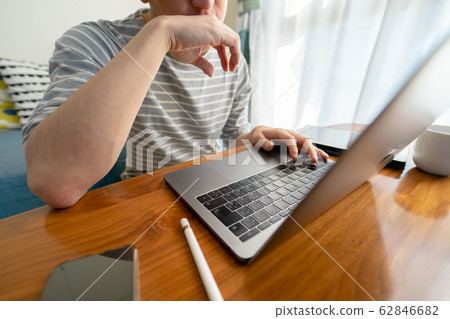 一個男人在筆記本電腦上工作 62846682