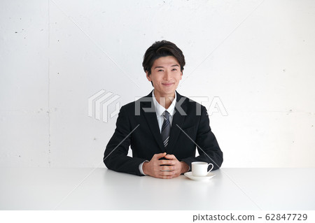 一個自我介紹並在主要話題面前講話的商人 62847729