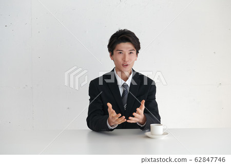 一個自我介紹並在主要話題面前講話的商人 62847746