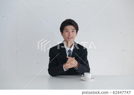 一個自我介紹並在主要話題面前講話的商人 62847747