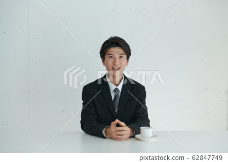 一個自我介紹並在主要話題面前講話的商人 62847749