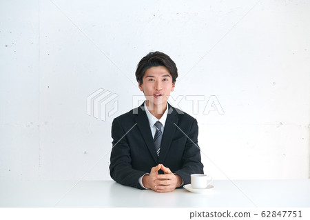 一個自我介紹並在主要話題面前講話的商人 一個自我介紹並在主要話題面前講話的商人 62847751