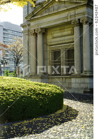 Ginkgo leaves and scenery of Bank of Japan Osaka branch old building 62848487