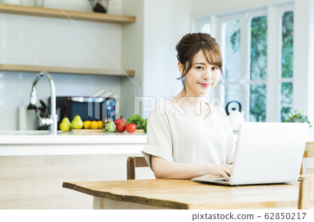 女人用餐廚房家庭主婦做家務生活方式烹飪 62850217