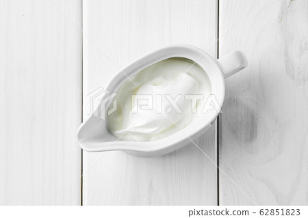 Top view of sour cream in ceramic gravy boat 62851823