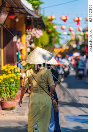 Hoi An cityscape and people wearing Ao Dai 62852392