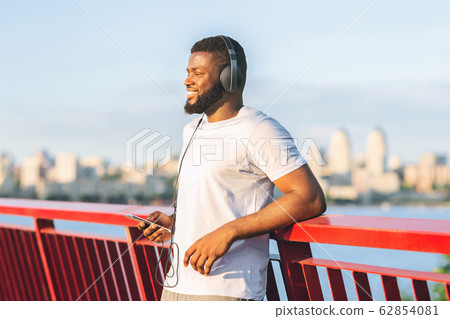 Joyful man having break while exercising open air Joyful man having break while exercising open air 62854081