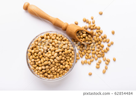 Soya beans in glass bowl and wooden spoon Soya beans in glass bowl and wooden spoon 62854484