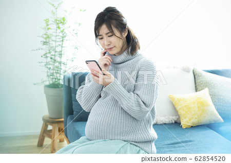 Pregnant women and smartphones 62854520