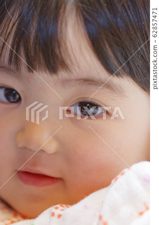 一個看起來很高興被擁抱的女孩 一個看起來很高興被擁抱的女孩 62857471