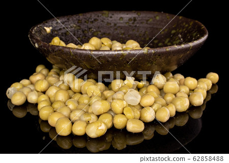 Canned pea isolated on black glass 62858488