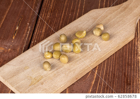Canned pea on brown wood Canned pea on brown wood 62858678