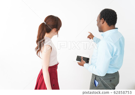 一個年輕的女人,為外國遊客指路 一個年輕的女人,為外國遊客指路 62858753