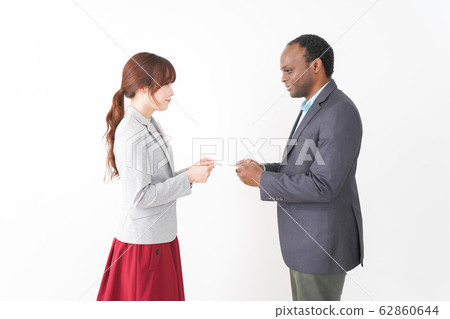 兩個業務夥伴交換名片 62860644
