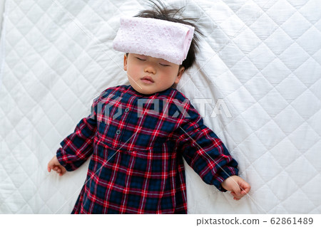 Infants with a cold: cold towels Infants with a cold: cold towels 62861489