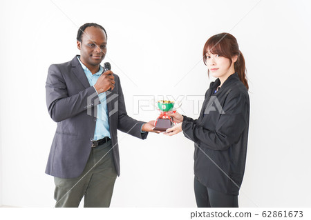 Who receives the winning trophy 62861673