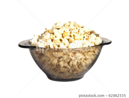 Popcorn in a glass bowl 62862535