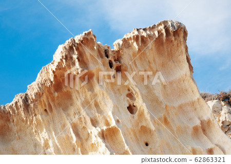 Cliffs by the sea. 62863321