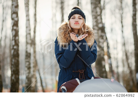 Mother with carriage 62864992