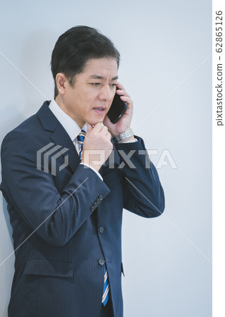 商業智能手機讓五十多歲的商人感到擔憂 62865126