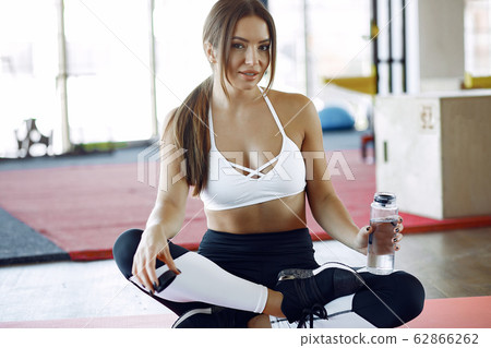 Sports girl training in a morning gym 62866262