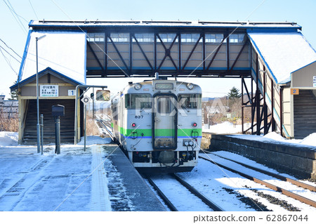 拍攝冬季北海道阿曼部町從JR國志站出發的普通火車的風景 拍攝冬季北海道阿曼部町從JR國志站出發的普通火車的風景 62867044
