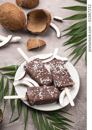 Coconut popsicles in chocolate glaze Coconut popsicles in chocolate glaze 62867252