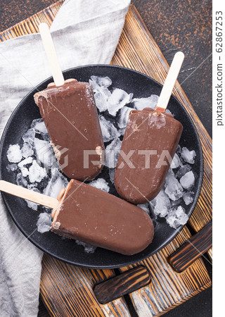 Chocolate ice cream popsicles in glaze Chocolate ice cream popsicles in glaze 62867253