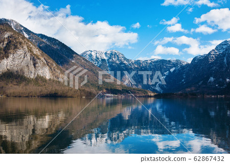 Winter morning on lake Hallstatt.  62867432