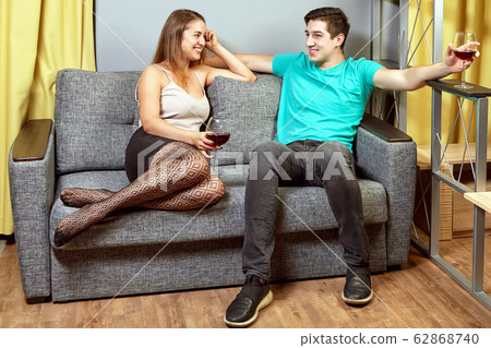Lovers drink alcohol on a date. Lovers drink alcohol on a date. 62868740