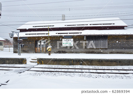 冬季拍攝北海道阿曼部町JR靜uk站的風景 62869394