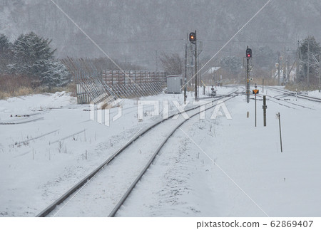 Photographing the scenery of JR Shizukari Station in Omanbe-cho, Hokkaido in winter 62869407