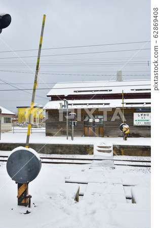 Photographing the scenery of JR Shizukari Station in Omanbe-cho, Hokkaido in winter 62869408