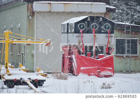 Photographing a landscape with a snow plow waiting at JR Shizukari Station in Omanbe-cho, Hokkaido in winter 62869583
