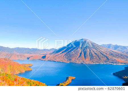 Lake Chuzenji and Mt. Nantai in Autumn (From the Hangetsuzan Observatory) 62870601