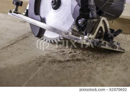 Electric saws and workbench wood chips 62870602