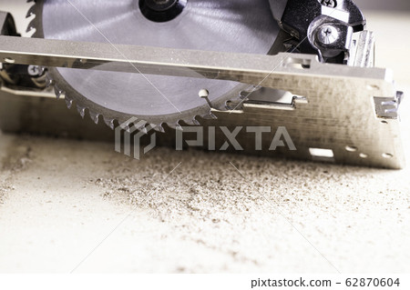 Electric saws and workbench wood chips 62870604