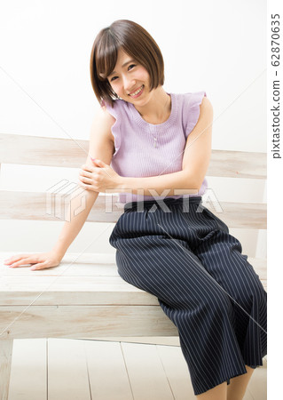 一個女人坐在長椅上 一個女人坐在長椅上 62870635