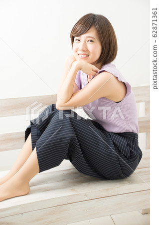 A woman sitting on a bench 62871361