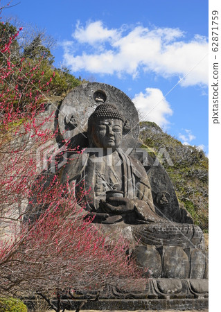 February 95, Kyonanmachi Nihonji Daibutsu and Red Plum / Kiriyama 62871759