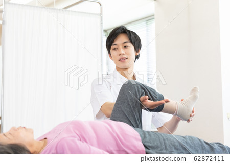醫療康復高級女人和醫生 醫療康復高級女人和醫生 62872411