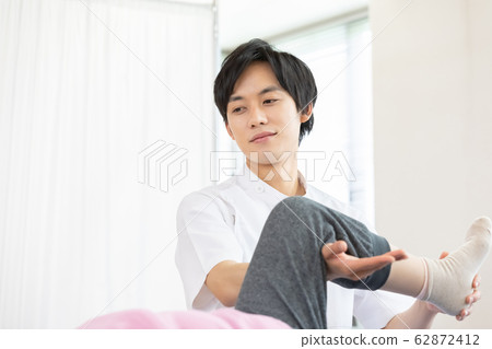 醫療康復高級女人和醫生 62872412