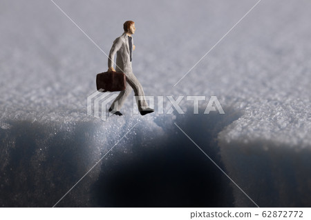 墮落的商人與地面上的洞 墮落的商人與地面上的洞 62872772