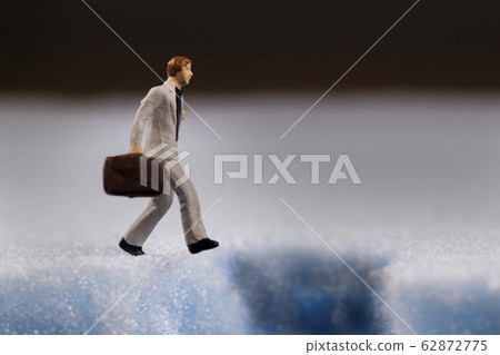 墮落的商人與地面上的洞 墮落的商人與地面上的洞 62872775