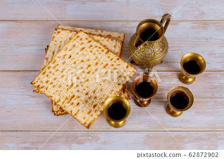 Matzoh jewish passover bread in the traditional Matzoh jewish passover bread in the traditional 62872902