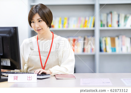 圖書館館員女性 62873312